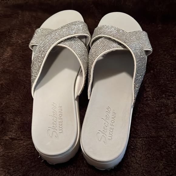 ❤️❤️PRICE DROP❤️❤️NWOT-🌷SKETCHERS LUXE FOAM SANDALS. Silver Sparkle Rhinestone - Picture 7 of 8